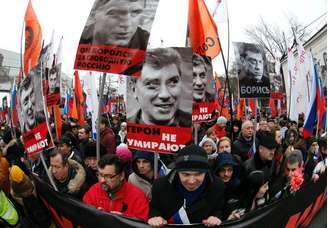 <p>Protesto em homenagem ao opositor russo Boris Nemtsov, no centro de Moscou</p>