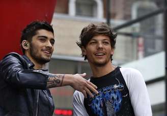 Zayn Malik (esquerda) e Louis Tomlinson, do grupo One Direction, participam do programa "Today", da rede NBC, no Rockefeller Center, em Nova York. 23/08/2013