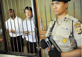 <p>Os australianos Andrew Chan e Myuran Sukumaran esperam julgamento em Bali</p>