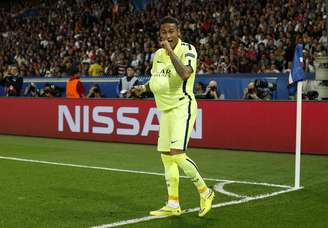 Neymar também apontou para alguém na arquibancada