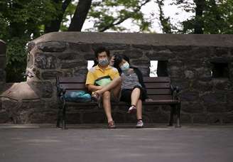 Casal usa máscaras para se proteger da Síndrome Respiratória do Oriente Médio (Mers), em Seul, na Coreia do Sul, nesta segunda-feira. 08/06/2015