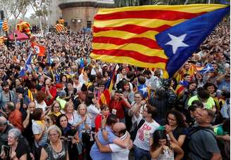 Pessoas comemoram declaração de independência da Catalunha da Espanha.