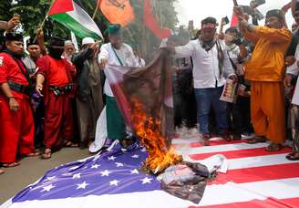 Membros da Frente de Defensores Islâmicos queimam foto do presidente dos EUA, Donald Trump, durante protesto devido ao reconhecimento de Jerusalém como capital de Israel, perto da embaixada dos EUA em Jacarta, Indonésia 
11/12/2017 REUTERS/Beawiharta
