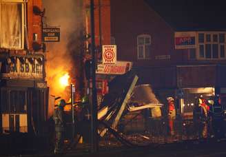 Funcionários de emergência trabalham em local de explosão na cidade de Leicester, no Reino Unido 25/02/2018 REUTERS/Darren Staples