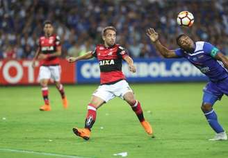 O momento: Guagua meteu a mão na bola, mas o árbitro ignorou o pênalti (Foto: Gilvan de Souza/Flamengo)