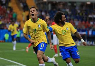 Coutinho e Marcelo comemoram gol do Brasil contra a Suíça