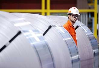Funcionário caminha entre rolos de aço em fábrica da ArcelorMittal
13/03/2018 REUTERS/Mark Blinch