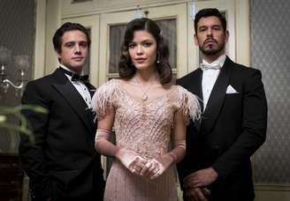 Cris/Julia (Vitória Strada) entre Danilo (Rafael Cardoso) e Gustavo Bruno (João Vicente de Castro)