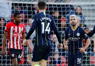 Sergio Agüero comemora gol do Manchester City contra o Southampton