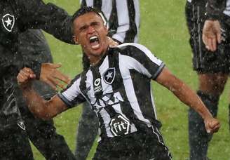 Erik comemora o gol do Botafogo
