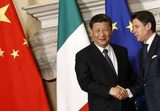 Xi Jinping cumprimenta o primeiro-ministro da Itália, Giuseppe Conte