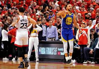 Stephen Curry, do Golden State Warriors, comemora vitória no jogo 5 contra o Toronto Raptors