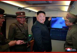 Líder da Coreia do Norte, Kim Jong Un, em frente a tela que mostraria lançamento de míssil
03/08/2019 KCNA via REUTERS   