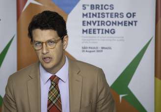 O ministro Ricardo Salles falou à imprensa após evento que reuniu outros ministros de meio ambiente dos BRICS em hotel da zona sul de São Paulo na tarde desta quinta-feira (15). O ministro falou sobre a nova suspensão de repasse de R$133 milhões da Noruega para o fundo de proteção da Amazônia.