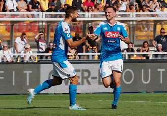 Fabian Ruiz comemora gol com Fernando Llorente o terceiro gol do Napoli na vitória por 4 a 1 sobre o Lecce, fora de casa. 22/9/2019 REUTERS/Ciro De Luca 