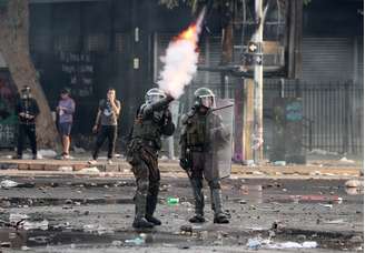 Policial dispara bomba de gás lacrimogêneo contra manifestantes em Santiago
22/10/2019 REUTERS/Ivan Alvarado 