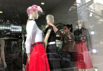 Funcionária de loja de shopping ajusta manequins em Sao Paulo. 30/5/2019. REUTERS/Nacho Doce 