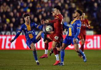 Curtis Jones disputando: jovem do Liverpool foi quem marcou o gol dos Reds (Foto: ANTHONY DEVLIN / AFP)