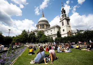Pessoas relaxam em gramado perto da catedral de St Paul, em Londres
12/07/2019
REUTERS/Henry Nicholls