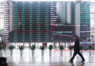 Investidor caminha pela Bolsa de Xangai
28/02/2020
REUTERS/Aly Song