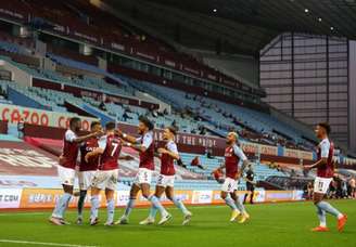 Aston Villa venceu a partida por 1 a 0 (Foto: JULIAN FINNEY / POOL / AFP)