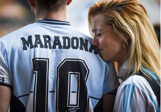 Pessoas se reúnem após morte de Diego Maradona em Buenos Aires
25/11/2020 REUTERS/Martin Villar