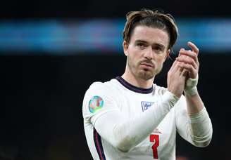 Jack Grealish aplaude os torcedores ingleses após derrota sofrida na final da Eurocopa