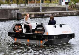 Pesquisadores experimentam barcos autônomos, os '' Roboats'' nas vias navegáveis de Amsterdã, na Holanda
REUTERS/Piroschka van de Wouw
