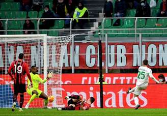 Milan perdeu para o Sassuolo de virada, por 3 a 1, no San Siro (Foto: Isabella BONOTTO / AFP)
