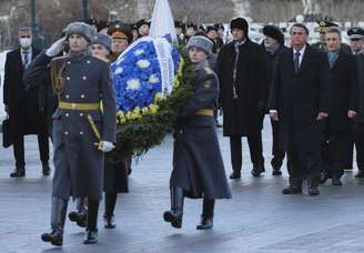 O primeiro compromisso de Bolsonaro foi a entrega de uma coroa de flores no Túmulo do Soldado Desconhecido, nas imediações do Kremlin