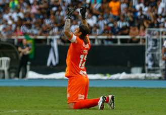 Cássio celebra em vitória do Corinthians contra o Botafogo por 3 a 1