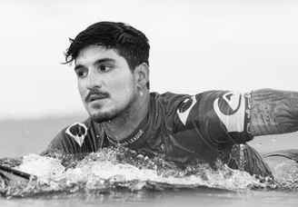 O surfista Gabriel Medina está solteiro e se recuperando de uma lesão ligamentar no joelho