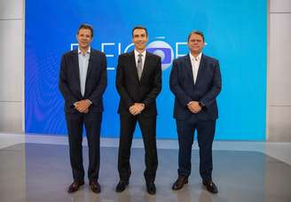 O mediador César Tralli com os candidatos Tarcísio de Freitas (Republicanos) e Fernando Haddad (PT) no estúdio da TV Globo em São Paulo