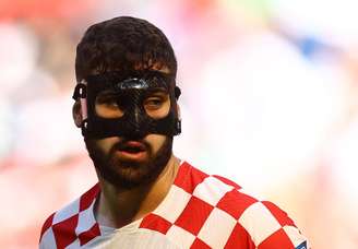 Zagueiro croata precisa usar máscara após fraturar o nariz
