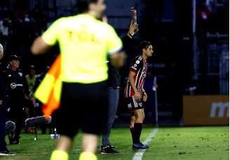 Pato faz sua reestreia com a camisa do São Paulo 