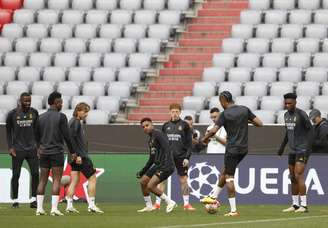 Atletas em treinamento de futebol 