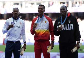 Atletas do salto triplo com medalhas