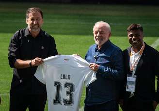 Em 1º de maio do ano passado, Lula visitou a Neo Química Arena ao lado do presidente Augusto Melo e de Edilson Capetinha.