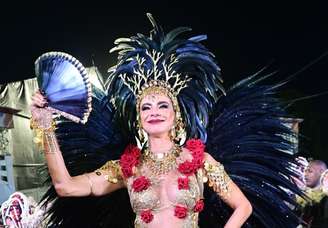 Luciana Gimenez antes de desfile da Vai-Vai