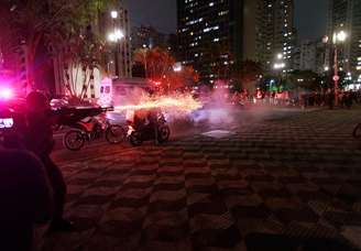 Confronto entre manifestantes e policiais militares ocorreu em frente à Câmara Municipal.