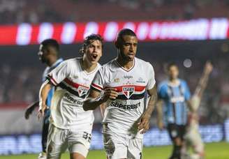 André Silva comemora gol da vitória do São Paulo sobre o Grêmio.