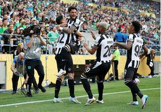 Jogadores do Botafogo comemoram gol