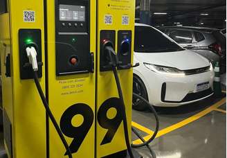 99 lança app de recarga elétrica com até 17% de desconto para motoristas parceiros. Plataforma integra redes e amplia acesso à mobilidade sustentável