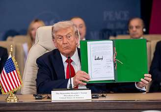 O presidente dos EUA, Donald Trump, faz uma declaração sobre a guerra de Gaza na cúpula de Gaza, presidida pelo presidente egípcio al-Sisi. A reunião de chefes de Estado e de governo discutirá o apoio à Faixa de Gaza após o cessar-fogo entre Israel e o Hamas.