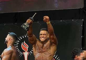 Kadu comemora título em competição de fisiculturismo 