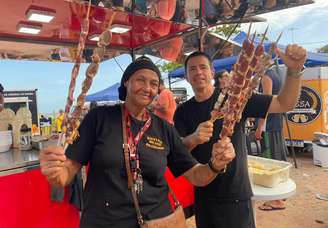 'Fui eu que lancei no ES': vendedora faz sucesso na WSL com espeto de churrasco 'gigante'