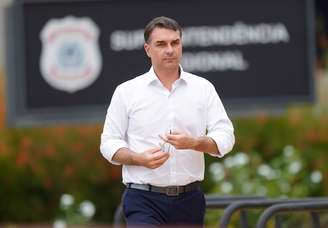 O senador Flávio Bolsonaro ( PL-RJ) deixa a superintendência da Polícia Federal em Brasília após visitar o seu pai o ex-presidente Jair Bolsonaro que cumpre pena por tentativa de golpe de Estado.