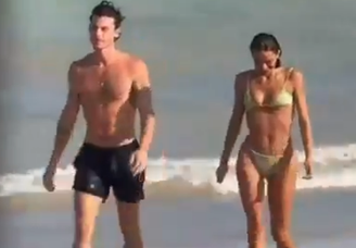 Shawn Mendes e Bruna Marquezine dão primeiro mergulho do ano no mar