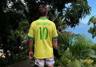 Max Verstappen vestindo a camisa da seleção brasileira