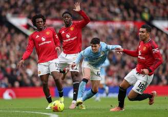 Patrick Dorgu durante partida do Manchester United 